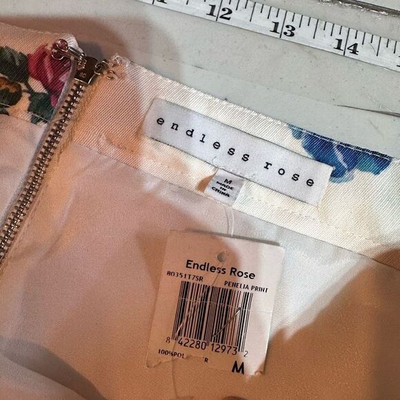 NWT Revolve Endless Rose Halter Crop Top Penelia Print Size Medium - Picture 6 of 8